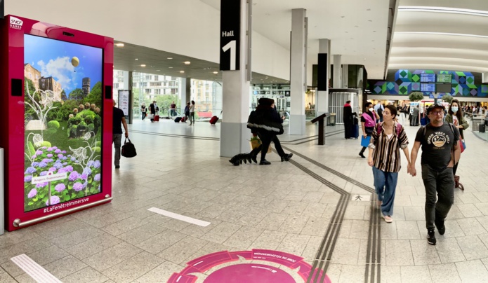 Une communication ludique pour Anjou Tourisme dans le hall de la gare Montparnasse (©DigitaLandmarks)