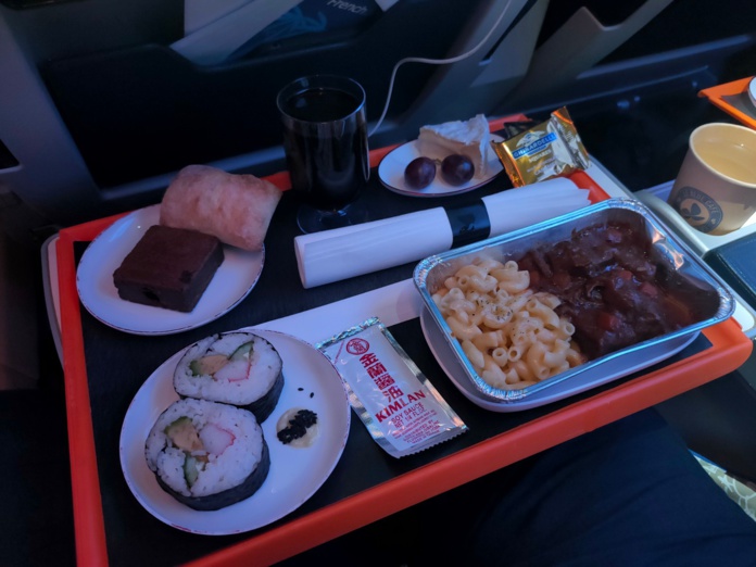 A bord (lors du vol retour) : californian sushis, bœuf et mac n'cheese - DR : P.G.