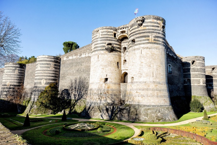 Depuis le XIIIe siècle, la citadelle bicolore d'Angers, faite de schiste gris et de tuffeau, monte fièrement la garde au-dessus de la Maine - DR : Dorothee Mouraud, Destination Angers