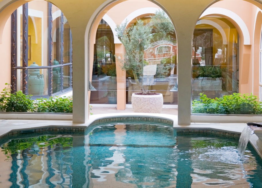 Piscine intérieur du spa