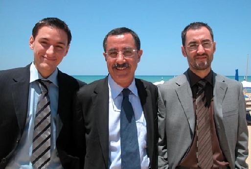 Arezki Idjerouidene, Pdg d’Aigle Azur, aux côtés de deux de ses trois fils, Méziane (directeur général, à sa droite) et Idir, sur la plage du Sheraton Alger le week-end dernier.