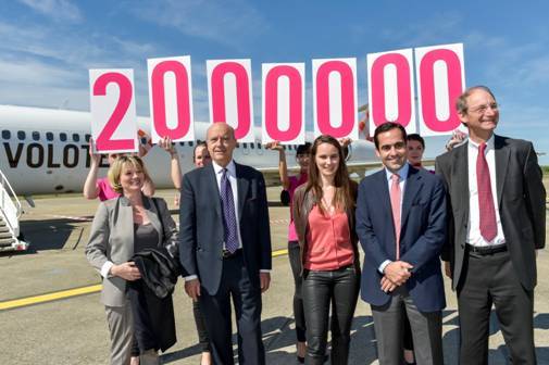 De gauche à droite : Marie Récalde, Députée de la Gironde et Adjointe au Maire de Mérignac, Alain Juppé, Maire de Bordeaux, Soline Venard, la gagnante, Carlos Munoz, Président Directeur Général de Volotea, Pascal Personne, Directeur de l’aéroport de Bordeaux. DR : ©APPA_ADBM