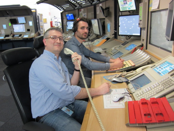 Kevin Sheehan et l'un de ses collègues à leur table de travail - Photo LAC