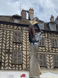 La statue de Guillaume Rousselle, huissier du XVIIIe siècle, plus connu sous le pseudo de Cadet Rousselle - DR : B.C. La statue de Guillaume Rousselle, huissier du XVIIIe siècle, plus connu sous le pseudo de Cadet Rousselle - DR : B.C.