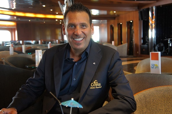 Mikele Trambusti est responsable des animations, du divertissement et du théâtre à bord du neoRiviera - Photo CE Mikele Trambusti est responsable des animations, du divertissement et du théâtre à bord du neoRiviera - Photo CE