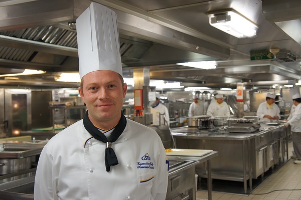Les cuisines du neoRiviera, dirigées par Antonio Brizzi, qui prépare les repas à la minute. - Photo CE Les cuisines du neoRiviera, dirigées par Antonio Brizzi, qui prépare les repas à la minute. - Photo CE