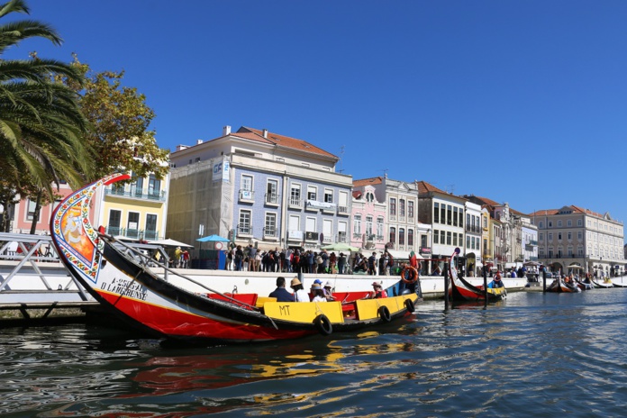 En juillet et en août, la Fête de la Ria à Aveiro (Portugal) célèbre la vie lagunaire, avec notamment son concours de proues décorées et ses régates de moliceiros - DR : J.-F.R.