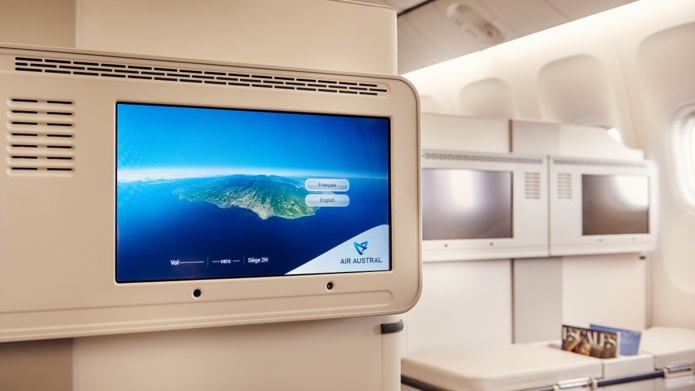 Air Austral : le système de divertissements du Dreamliner avec son grand écran au format 16X9 tactile HD, propose de nombreux films récents ou anciens (en français, anglais...), des documentaires, séries TV, jeux, musiques.... - DR