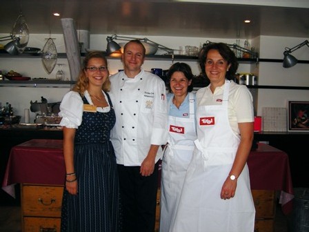 Le chef Thomas Dreher avec Esther Wilhelm de l’Office du Tourisme du Tyrol et Natascha Zeitel-Bank du Club Tyrol Le chef Thomas Dreher avec Esther Wilhelm de l’Office du Tourisme du Tyrol et Natascha Zeitel-Bank du Club Tyrol
