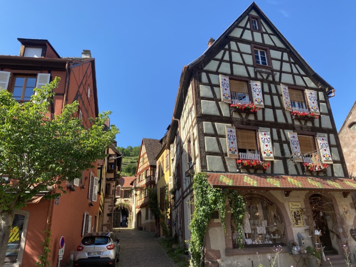 La route des Vins d'Alsace est un incontournable de l'offre Lisela (©BC. Kaysersberg)