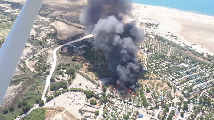 Un incendie s'est déclaré au camping de l'Espiguette au Grau du Roi, une cinquantaine de bungalows ont été endommagés. - Photo Préfecture du Gard twitter