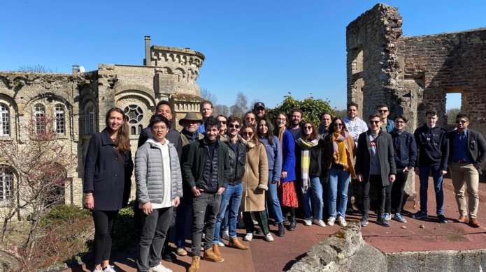 Les co-châtelains de nationalités très différentes sont les premiers visiteurs des sites sauvés (©Dartagnans) Les co-châtelains de nationalités très différentes sont les premiers visiteurs des sites sauvés (©Dartagnans)