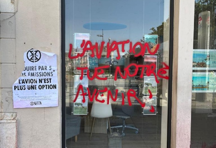 Sur la vitrine de l'agence Havas Voyages de Lyon les salariés ont trouvé cette inscription en lettres rouges : "L'aviation tue notre avenir" - Photo LA