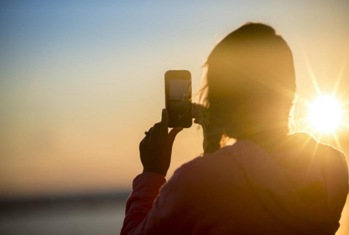 48 % des Français interrogés affirment redouter d'être à la plage ou en pleine randonnée sans leur smartphone - @Wiko