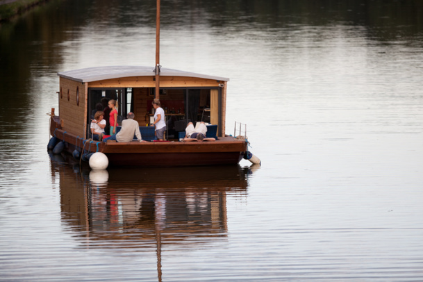 12 toues cabanées sont installées sur un étang de 3h en bord de Loire - Copyright Les Canalous