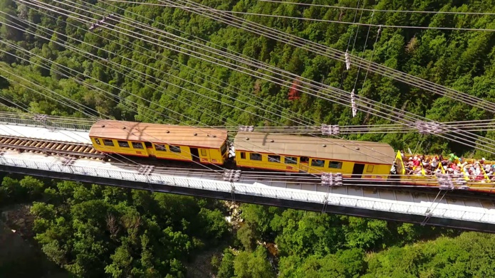 Le Train Jaune au départ de la gare de La tour de Carol (©OT de Font Romeu)