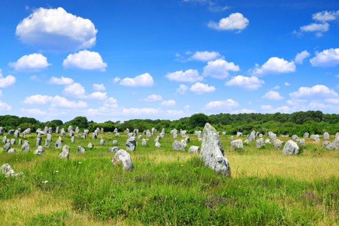 Quant à la France a-t-elle des sites à exploiter ? Bien sûr. En Bretagne (et dans toutes les régions d’Europe où il y en a) les alignements de menhirs de et le mystère qui les entoure attirent les curieux - Carnac en Bretagne  Depositphotos.com Auteur vencav