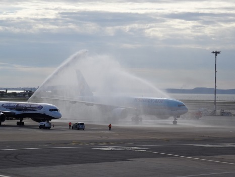 Les pompiers ont accueilli le Boeing de KalTour - Photo DR Les pompiers ont accueilli le Boeing de KalTour - Photo DR