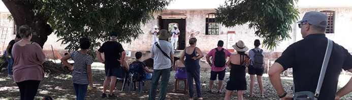 AGAMIS / Acteurs du théâtre de l’Entonnoir lisant des extraits du livre « Papillon » dans le Camp de la Transportation (île Royale) AGAMIS / Acteurs du théâtre de l’Entonnoir lisant des extraits du livre « Papillon » dans le Camp de la Transportation (île Royale)