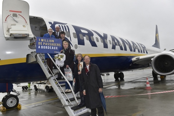Mélanie Feydieu, millionième passager de Ryanair à Bordeaux, a été accueillie avec des cadeaux - Photo DR Mélanie Feydieu, millionième passager de Ryanair à Bordeaux, a été accueillie avec des cadeaux - Photo DR