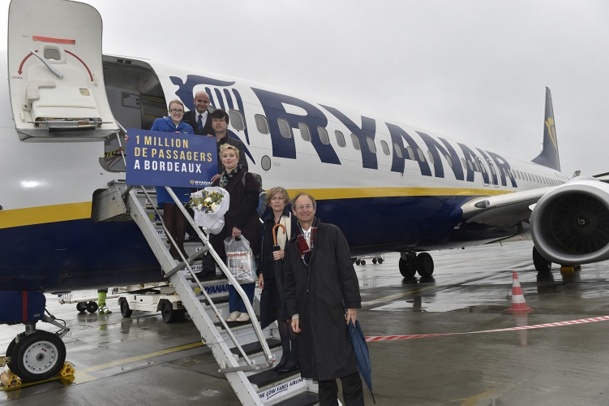 Mélanie Feydieu, millionième passager de Ryanair à Bordeaux, a été accueillie avec des cadeaux - Photo DR