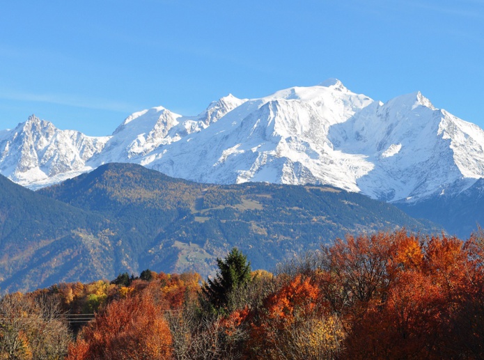 Vue automnale sur le Mont Blanc, Cordon, Haut-Faucigny, Haute-Savoie, Rhône-Alpes, France by byb64 is licensed under CC BY-NC-SA 2.0.