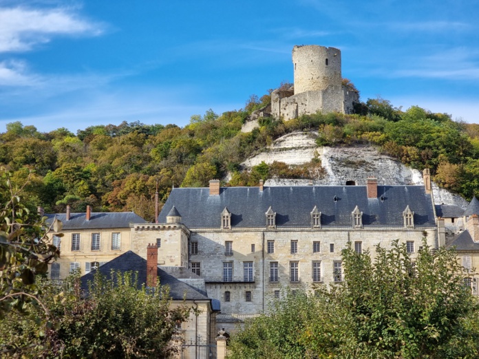 La Roche-Guyon, seul Plus Beau Village de France du département, et son château, ancien QG de Rommel (©Wikipédia)