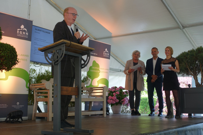 Remise du prix spécial du jury international pour les Jardins de la Paix à Gilbert Fillinger, directeur d’Art & Jardins I Hauts-de-France à Jüchen (Allemagne) Remise du prix spécial du jury international pour les Jardins de la Paix à Gilbert Fillinger, directeur d’Art & Jardins I Hauts-de-France à Jüchen (Allemagne)