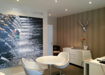 L'Espace Création s'inscrit dans l'accompagnement du projet client. Le vendeur est installé à côté du client, sur de petites tables rondes - DR L'Espace Création s'inscrit dans l'accompagnement du projet client. Le vendeur est installé à côté du client, sur de petites tables rondes - DR