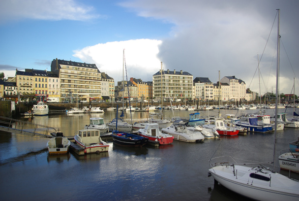 Dès le printemps, Cherbourg prend avec ravissement des allures de marina du sud, attirant voiliers anglais, allemands et néerlandais - DR :JF.R