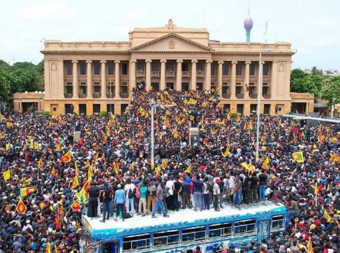 Le Quai d'Orsay recommande de limiter ses déplacements au Sri Lanka au "strict nécessaire" - Compte Twitter @Dailymirror_SL Le Quai d'Orsay recommande de limiter ses déplacements au Sri Lanka au "strict nécessaire" - Compte Twitter @Dailymirror_SL