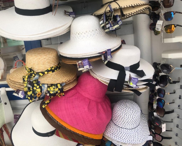 MalgreÌ lâoccidentalisation vestimentaire eÌvidente de la population mondiale, il permet tout dâabord de repeÌrer quelques variantes culturelles entre les diffeÌrentes nationaliteÌs - Photo JS MalgreÌ lâoccidentalisation vestimentaire eÌvidente de la population mondiale, il permet tout dâabord de repeÌrer quelques variantes culturelles entre les diffeÌrentes nationaliteÌs - Photo JS