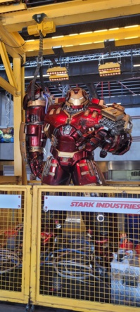 Au centre du restaurant Stark Factory trône le Hulkbuster - DR : A.B.