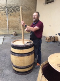 Leçon de tonnellerie par le maître Fred Gillet - DR : J.-P.C. Leçon de tonnellerie par le maître Fred Gillet - DR : J.-P.C.