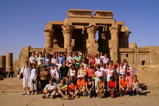 Les participants posent pour la postérité au temple de Kom Ombo (cliquer pour agrandir)