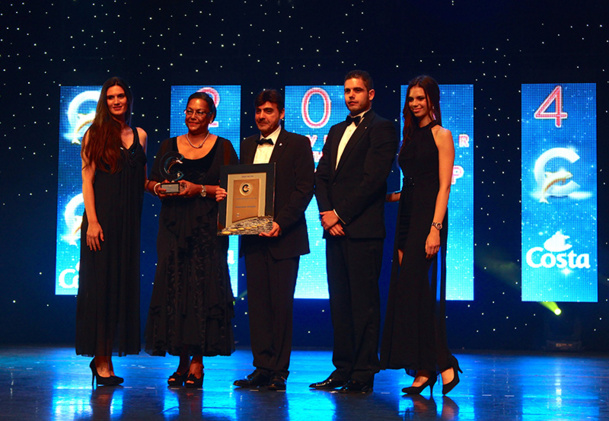 Tania Penchard, responsable croisière de l'agence Penchard Voyages en Guadeloupe reçoit son prix des mains de Georges Azouze - DR : L.T. Tania Penchard, responsable croisière de l'agence Penchard Voyages en Guadeloupe reçoit son prix des mains de Georges Azouze - DR : L.T.