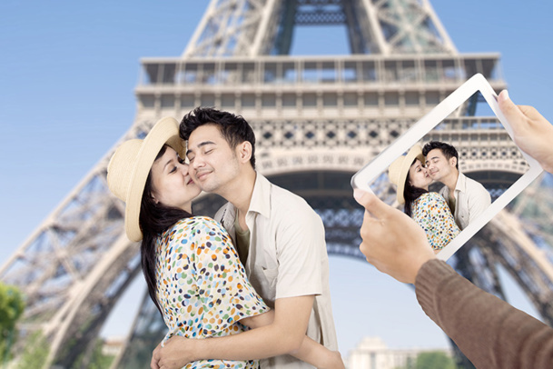 The Chinese continue to be attracted to the romantic image of Paris © Creativa - Fotolia.com