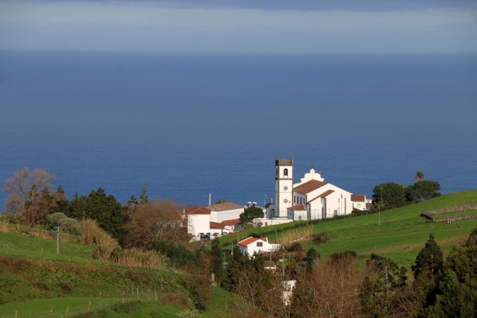 Les clochers blancs des églises aux façades baroques surplombant l’azur atlantique sont l’un des symboles des Açores - DR : J.-F.R.