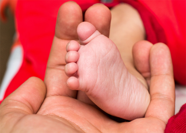 Pendant la durée des soins, le bébé est pris en charge par l’équipe de puériculture du centre et peut, lui aussi, bénéficier de massages ou de jeux d’éveil sensori-moteurs © pica82 - Fotolia.com