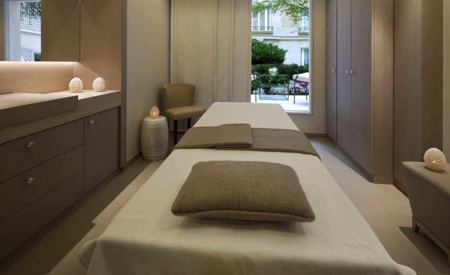 Une cabine du Spa Bristol by La Prairie ouverte sur un jardin fleuri ouverte sur un jardin fleuri Une cabine du Spa Bristol by La Prairie ouverte sur un jardin fleuri ouverte sur un jardin fleuri