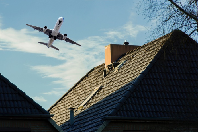 Nuisances aéroportuaires : la désorganisation du transport aérien pose un problème aux passagers mais aussi aux personnes qui vivent autour et sous les couloirs aériens - Depositphotos.com  Auteur vschlichting