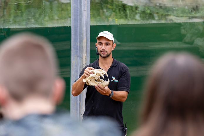 Le séjour comprend aussi une rencontre avec les soigneurs (©Ronan Rocher) Le séjour comprend aussi une rencontre avec les soigneurs (©Ronan Rocher)