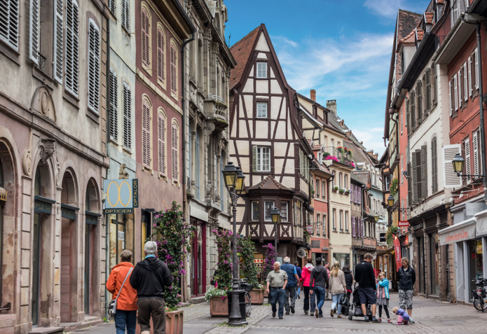 Touristes dans les rues de Colmar (©DepositPhotos)