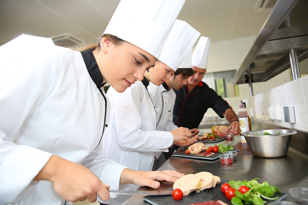 Le chef de partie a la responsabilité d’une discipline spécifique : saucier, rôtisseur, poissonnier, garde-manger, entremétier, pâtissier, boulanger © goodluz - Fotolia.com