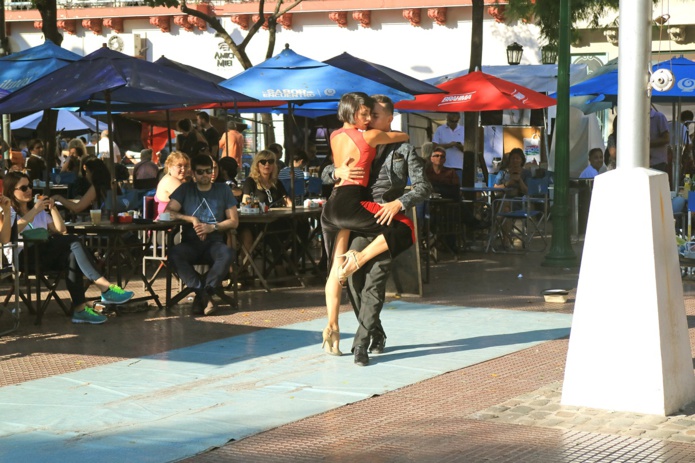 Danse de tango argentine passionnée à la Plaza Dorrego Square dans le quartier de San Telmo, l'une des principales attractions touristiques de Buenos Aires, Argentine - Depositphotos.com Auteur shinylion