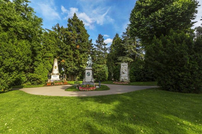 Il fallut attendre un siècle pour que Vienne érige à Mozart une stèle, dans le carré des musiciens, dans le même cimetière central où reposent les dépouilles d’autres compositeurs illustres : Beethoven, Brahms, Schubert… - DR : DepositPhotos.com, Svetlana195