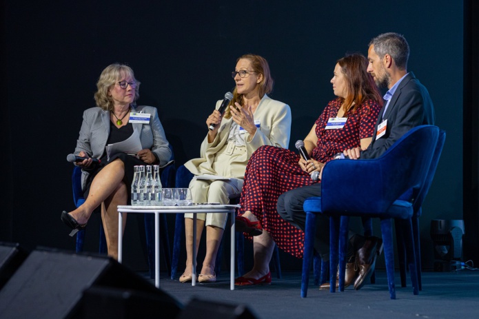 De gauche à droite : Annette Botticcio (Radisson), Sandra Combet (Air France), Amélie Berruex (Axys Odissey) et Nicolas Guttierrez (Ipsen). Tout un écosystème embarqué dans l'obligation faite au transport aérien de voler plus propre. @Romain Flohic /GBTA