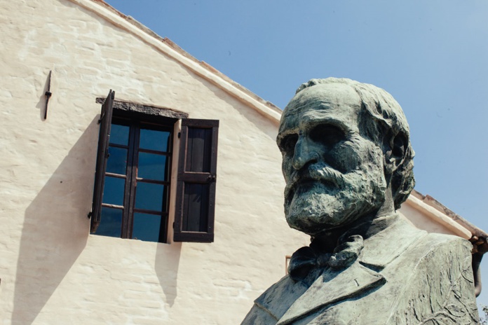 La maison natale de Verdi a été transformée en musée où le multimédia permet à travers des sons et des ombres, de recréer l'atmosphère de son enfance. Statue de bronze par Giuseppe Cantu - DR : Casa Natale Verdi