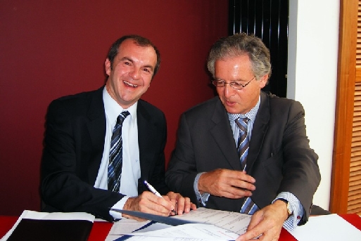 Christophe Aniel, Directeur Général Délégué de Mondial Assistance France et René-Marc Chikli, président du CETO, paraphent leur accord (Cliquer pour agrandir) Christophe Aniel, Directeur Général Délégué de Mondial Assistance France et René-Marc Chikli, président du CETO, paraphent leur accord (Cliquer pour agrandir)
