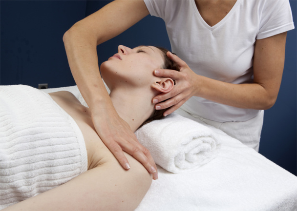 La créatrice du massage californien s’est inspirée des techniques de ses précurseurs "New Age" en y intégrant des massages orientaux (shiatsu, ayurvédique) et occidentaux (amérindien, suédois) © Laurent Hamels - Fotolia.com